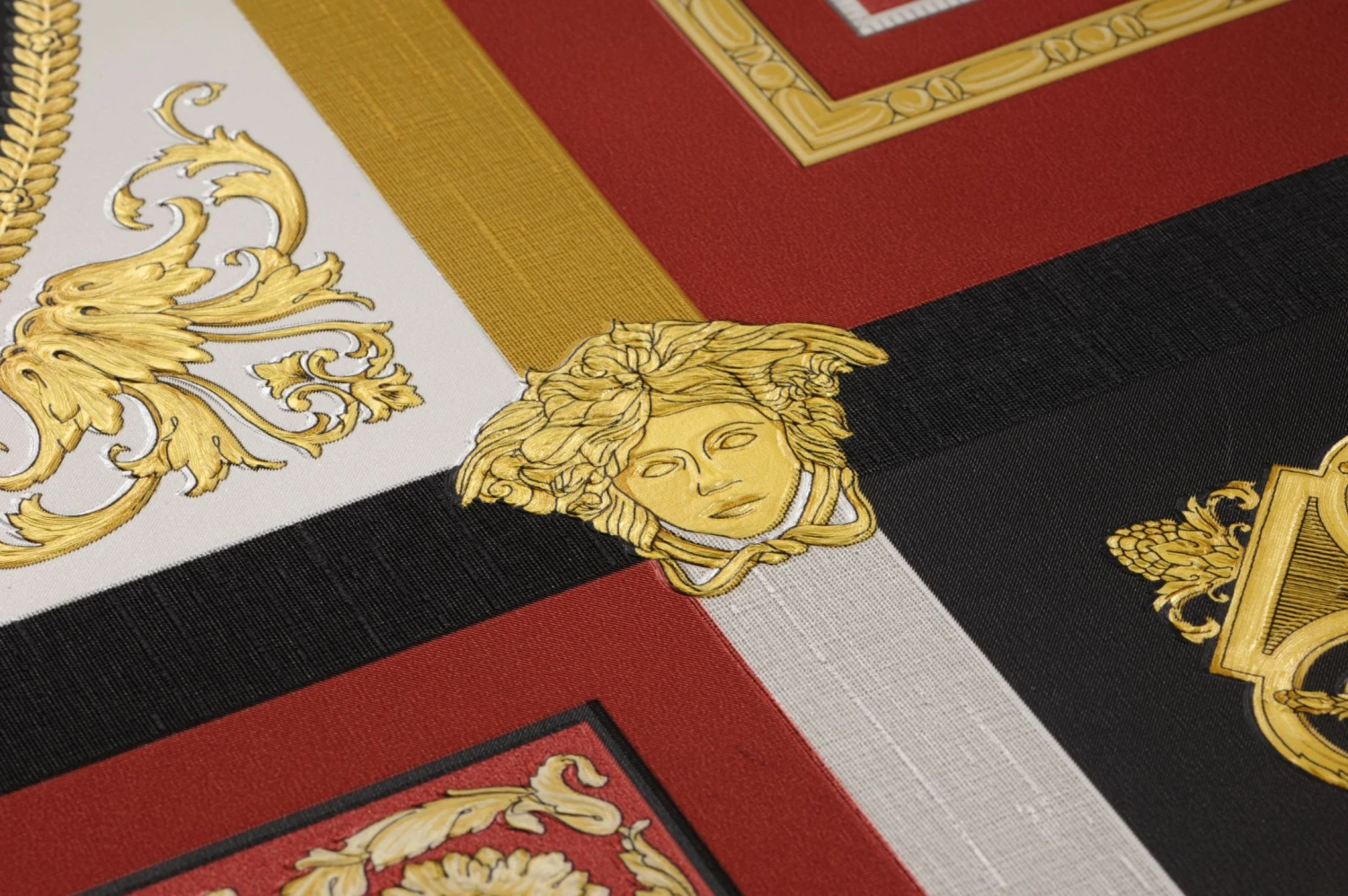 Versace Tapete Minerva Rot 3 Versace Tapete Minerva Rot - Image 3