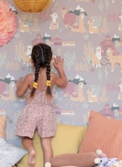 Tapete Lama Village Grauviolett -Tapetengeschäft Lama Village C 389364 2880x1440