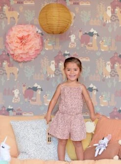 Tapete Lama Village Grauviolett -Tapetengeschäft Lama Village D 389364 2880x1440