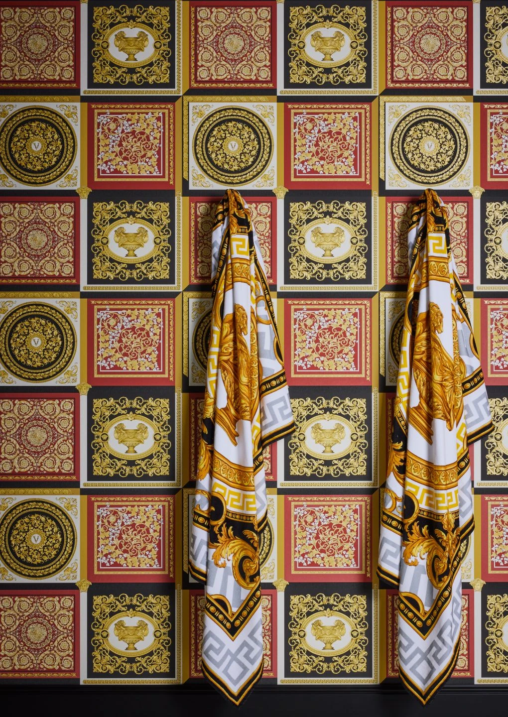 Versace Tapete Minerva Rot 5 Versace Tapete Minerva Rot - Image 5