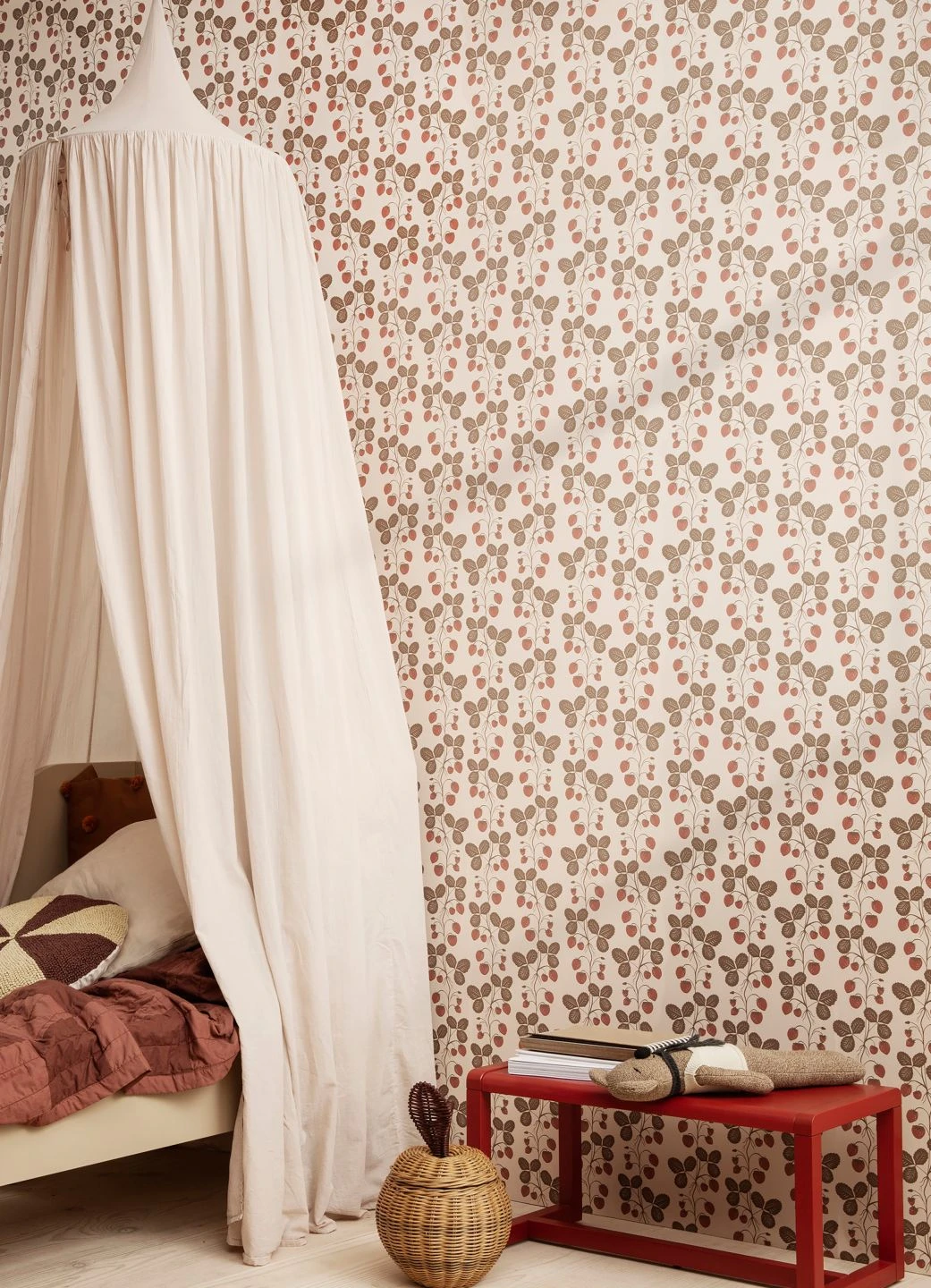 Ferm LIVING Tapete Strawberry Field Rot 3 Ferm LIVING Tapete Strawberry Field Rot - Image 3