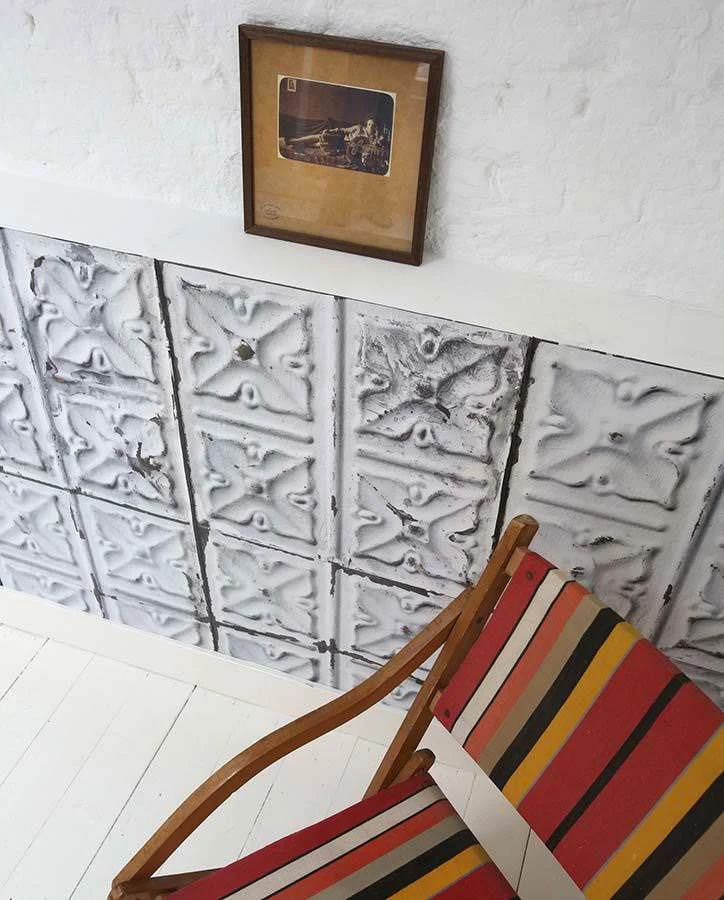 Tapete Brooklyn Tins 04 Hellgrau 3 Tapete Brooklyn Tins 04 Hellgrau – Bild 3